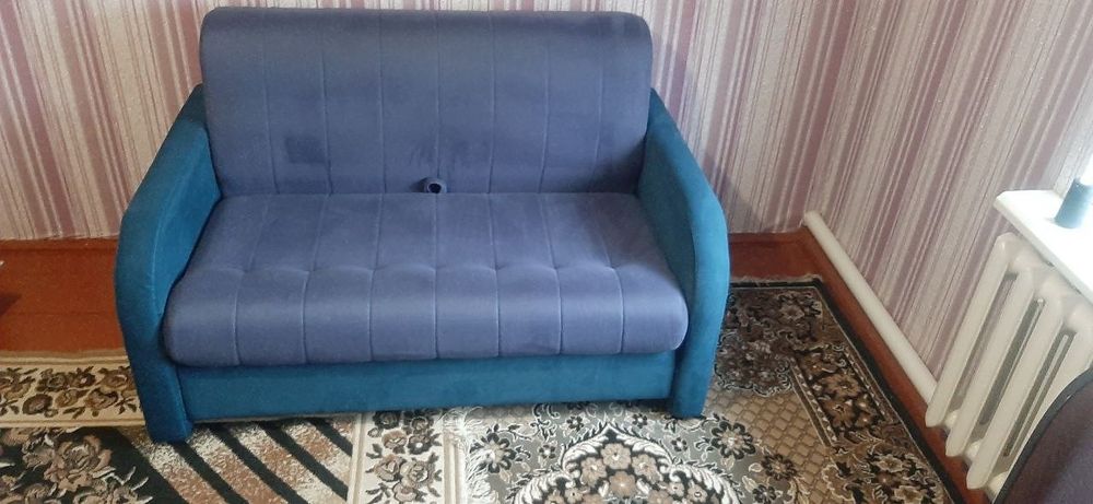 Продам диван синій