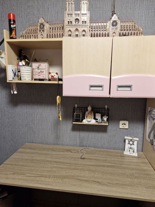 Меблі, компʼютерний стіл, шафа.