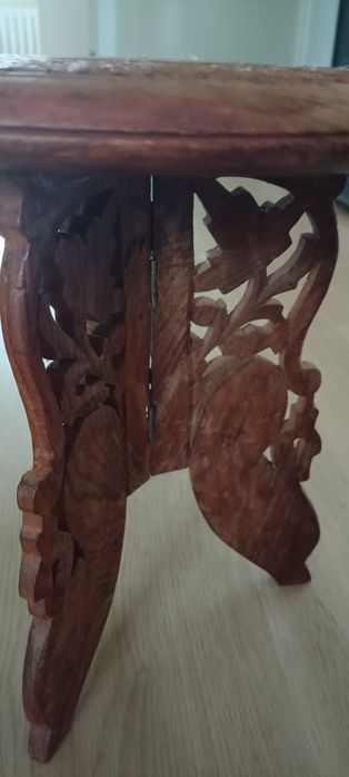 Piękny, ręcznie rzeźbiony indyjski stolik z perłową masą