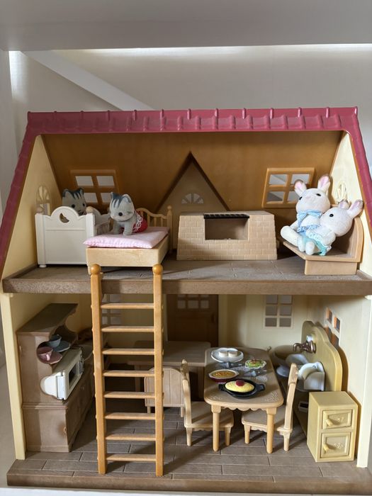 2 різні домівки для іграшкових тваринок