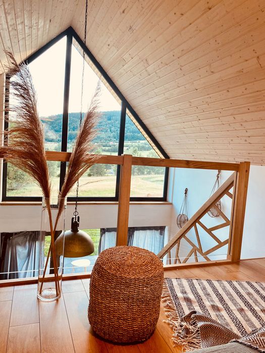 Domek z Banią z widokiem na góry Łomnica. Góry Sowie