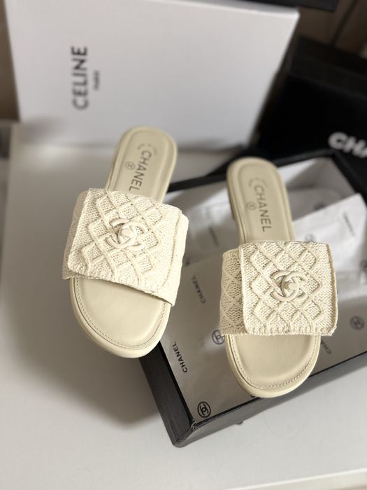 Шльопанці Chane** молочного кольору 36-39