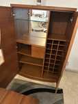 Movel bar modernopara sala. Com espaco para bebidas deitadas ou em pe.