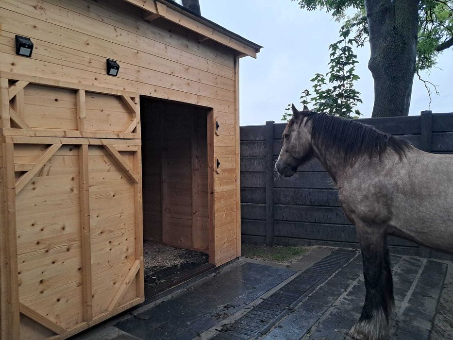 Drewniany boks dla konia. Boks pojedynczy wolnostojący. Producent