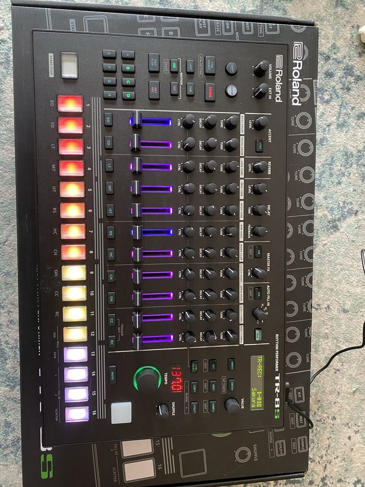 Roland.    TR-8S