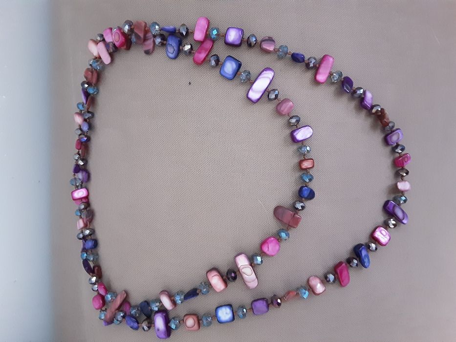 Colar novo com pedras, muito bonito em tons de rosa e roxo e anel