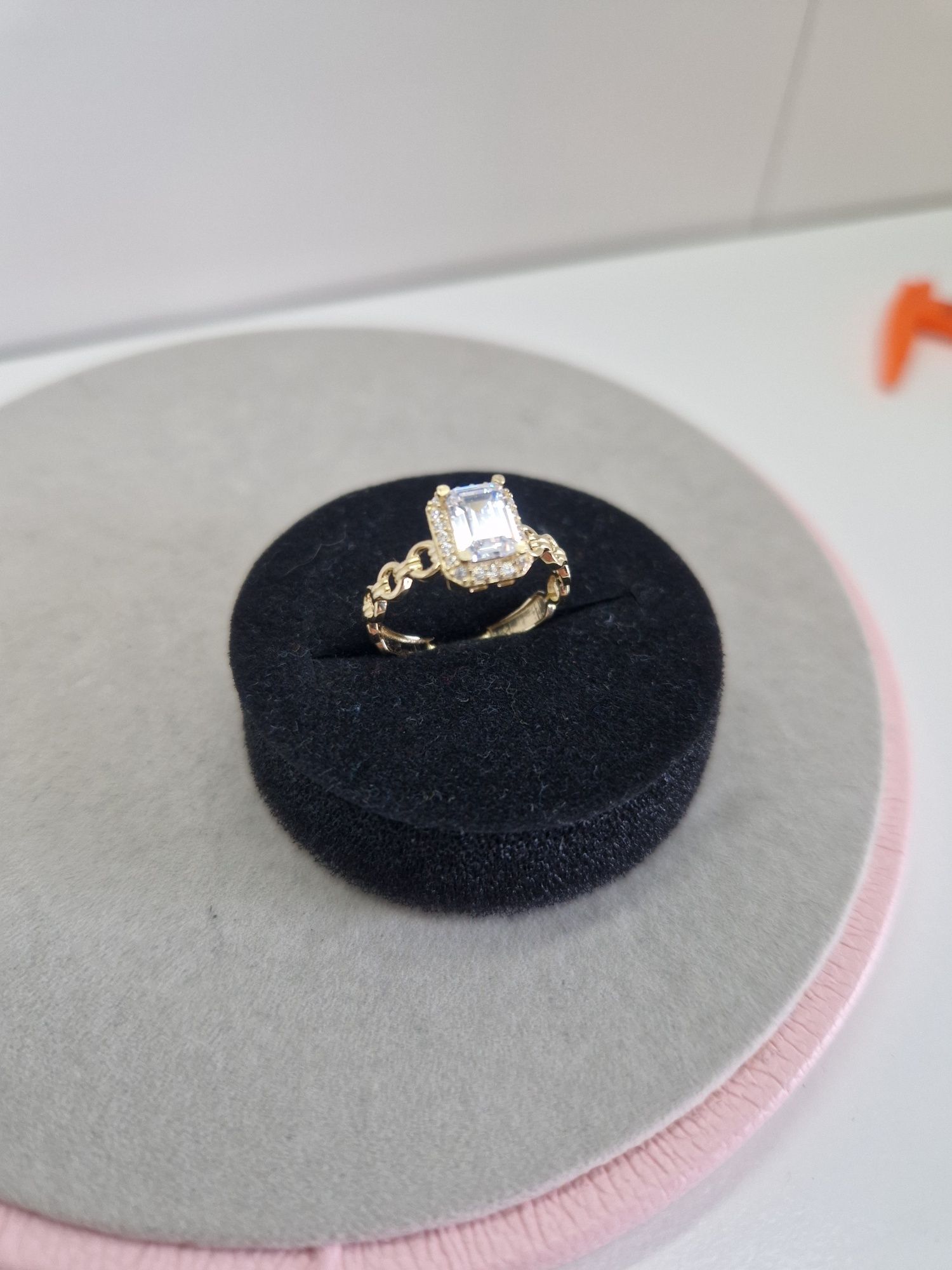 Złoty 585 zaręczynowy pierścionek z kwadratowym kryształkiem