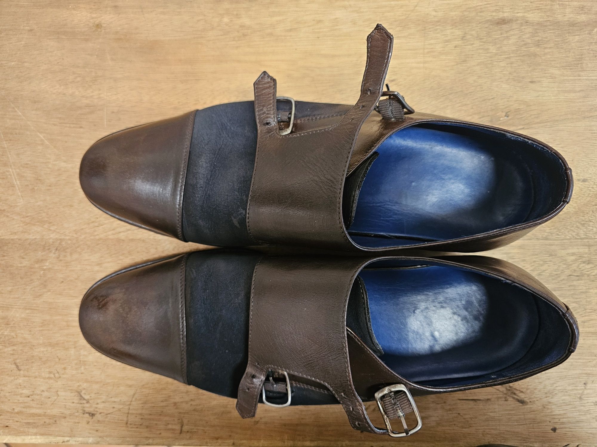 Sapatos todos em pele para desocupar