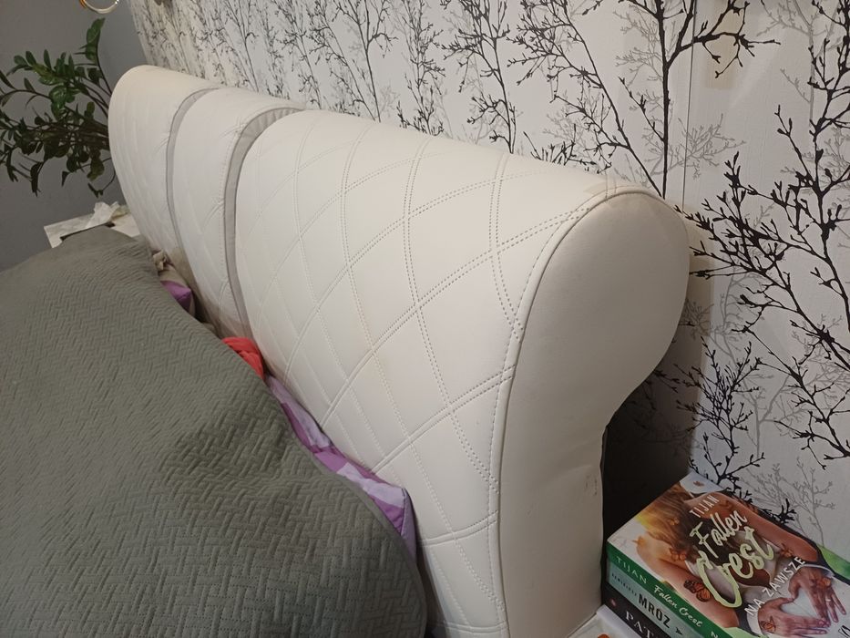 RezerwACJA Łóżko białe tapicerowane