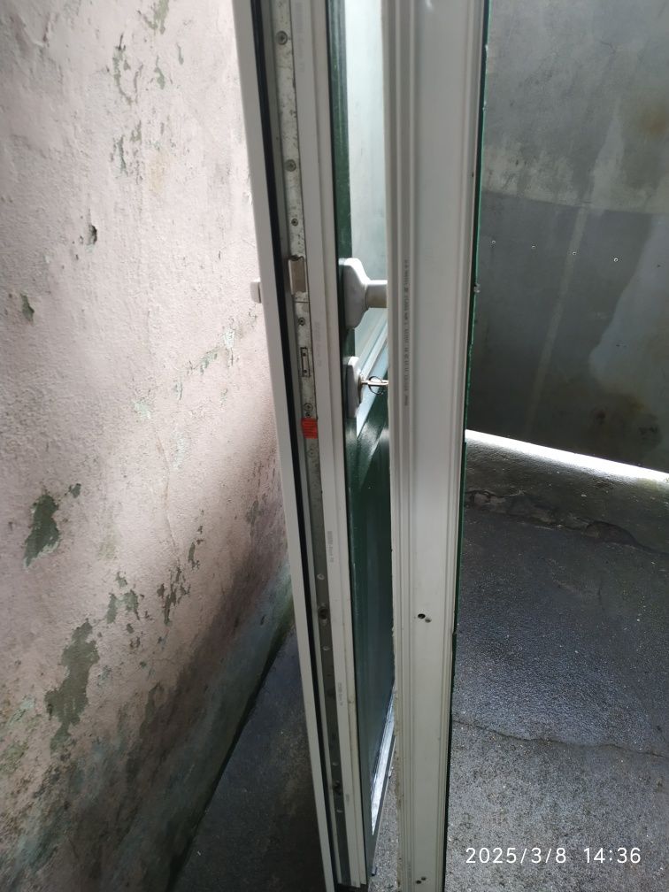 Porta em PVC com vidro duplo