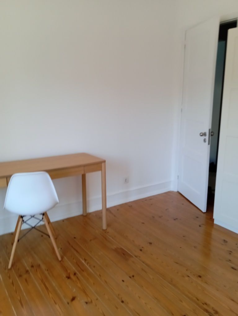 Quarto mobilado Rapariga Areeiro