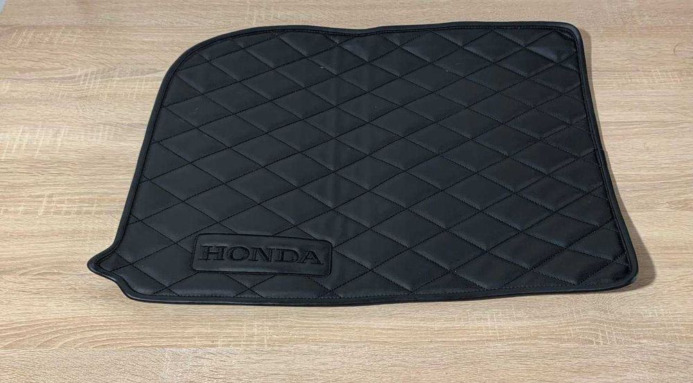 Шкіряні чорні коврики в ідеальному стані для авто Honda ens 1