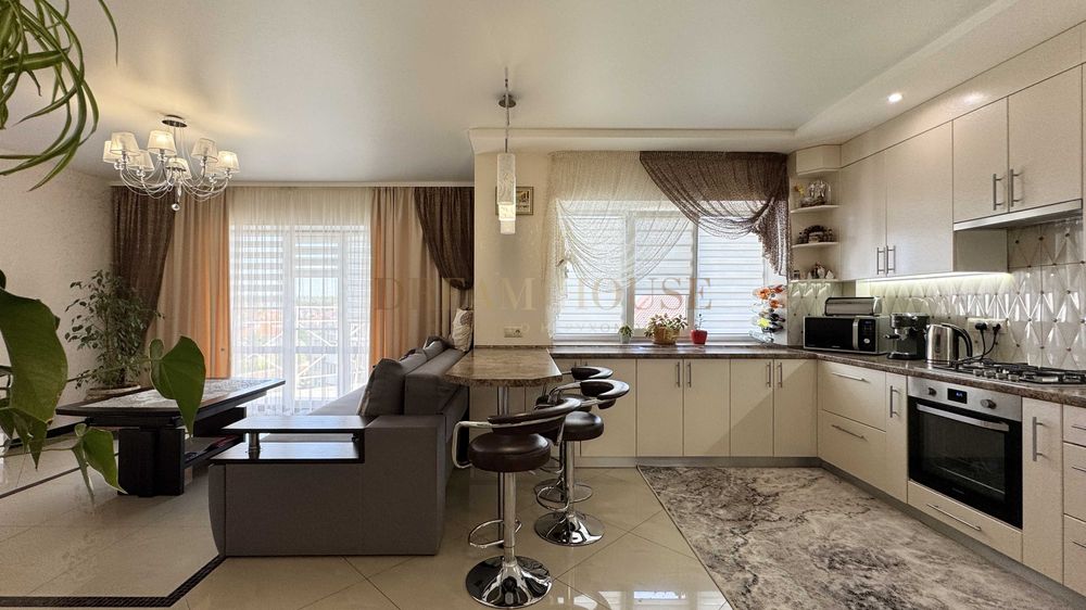 Трьохкімнатна квартира з ремонтом у Гранд Виллас. Газове опалення