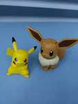 Figurka pokemon i figurka eevee.