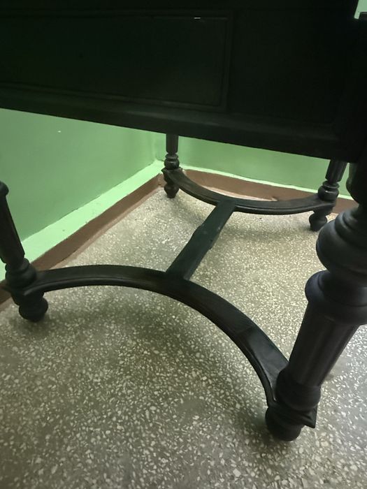 Antyczny stół z XVII wieku