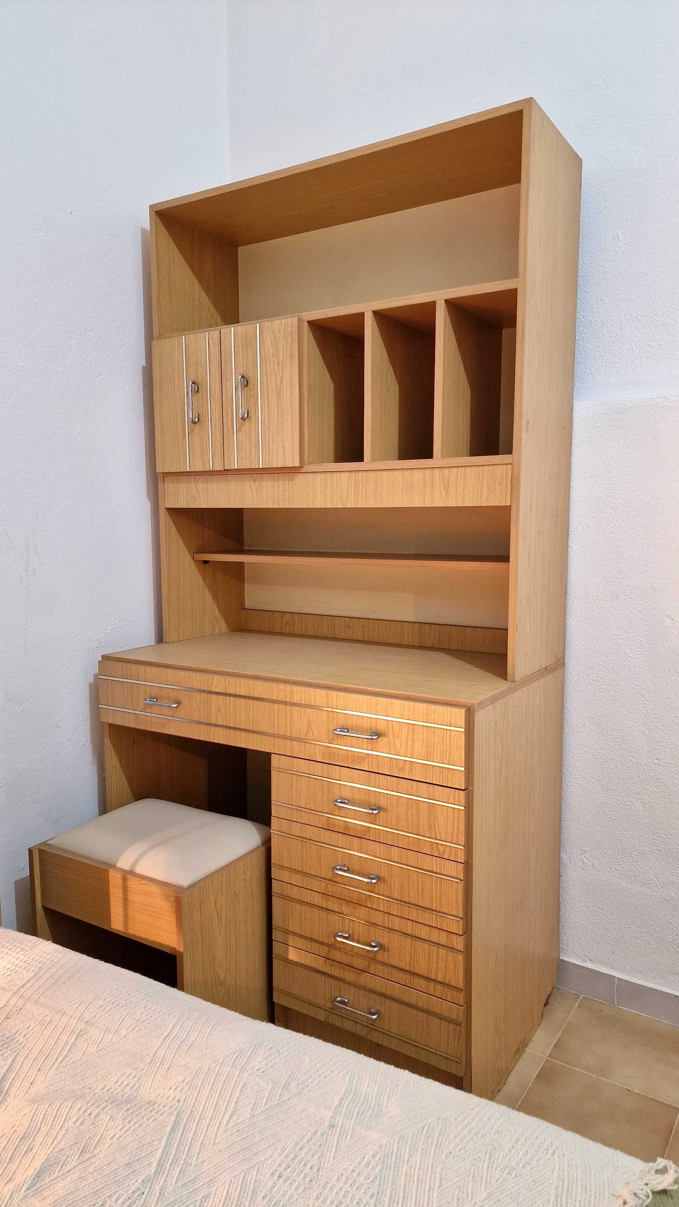 Quarto completo! Cama, Secretária e Armário