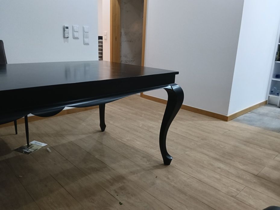 Mesa de sala escura