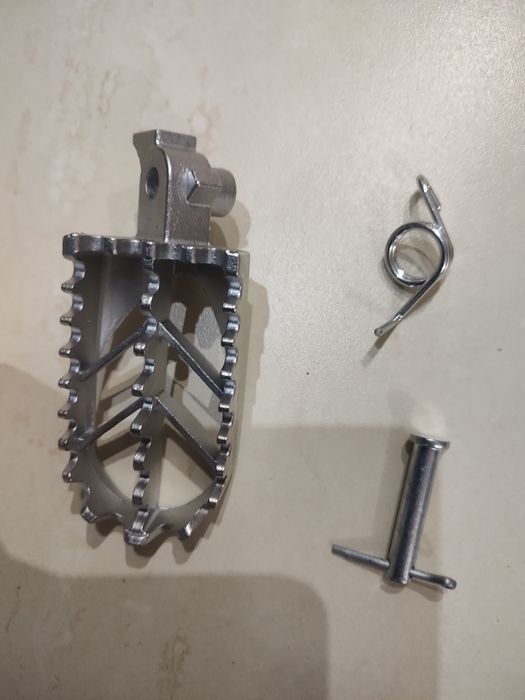 Ліва підніжка ендуро мотоцикла