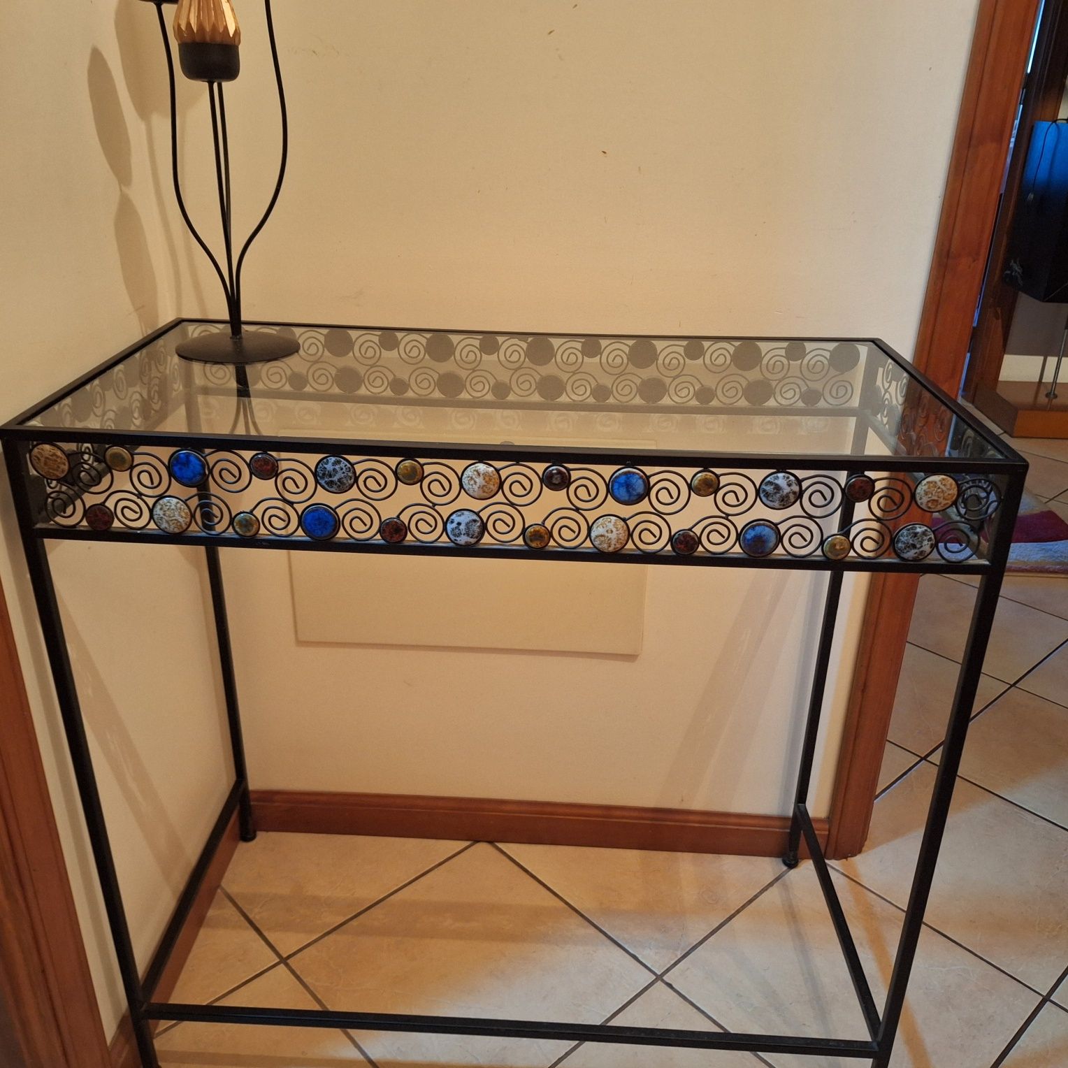 Mesa e espelho para entrada de moradia