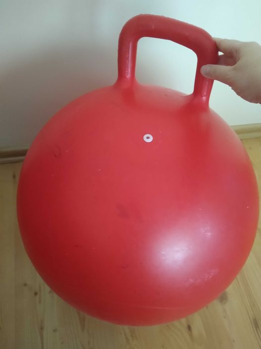 Sprzedam piłka do skakania dla dzieci z uchwytem czerwona z oczami