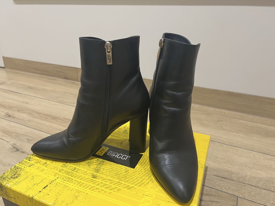 Ботильйони на каблуку шкіряні