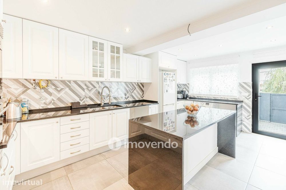 Moradia T3 remodelada, com acabamentos modernos, em Algueirão, Sintra