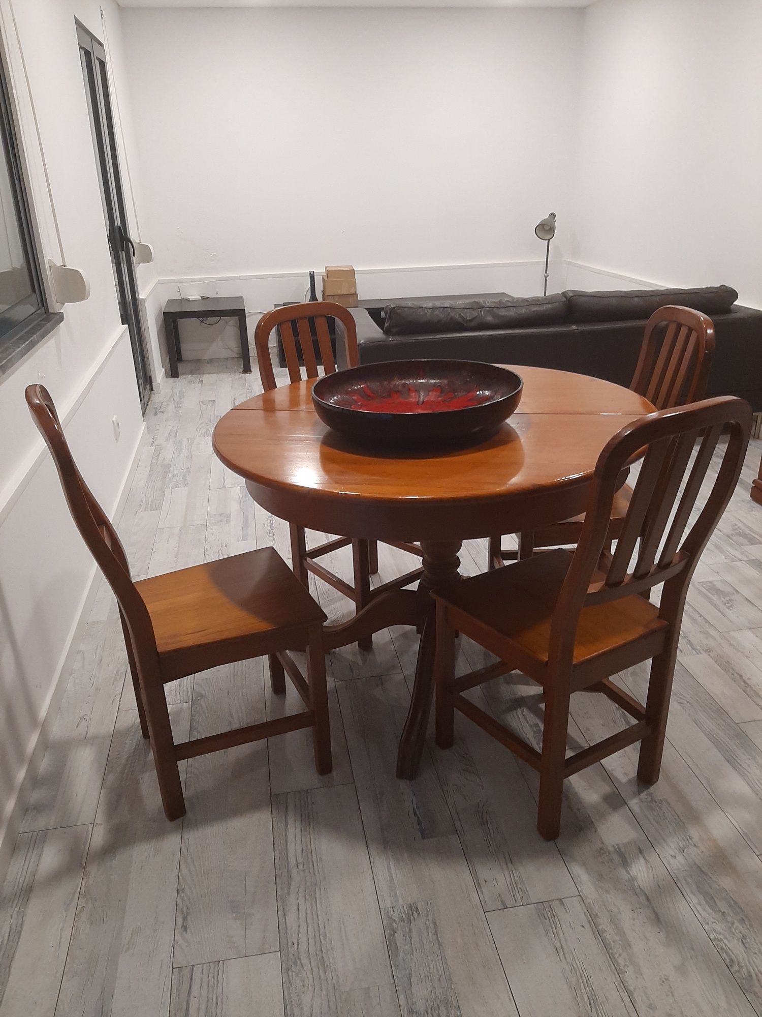 Mesa de sala extensivel com 4 cadeiras cerejeira