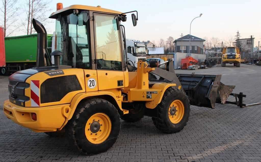 Ładowarka kołowa Volvo L30G - WYNAJEM