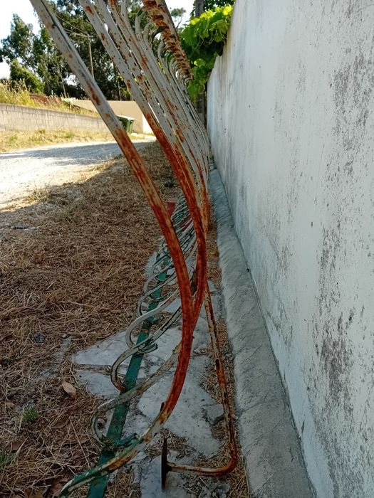 Gradeamentos ornamentados em ferro usados.