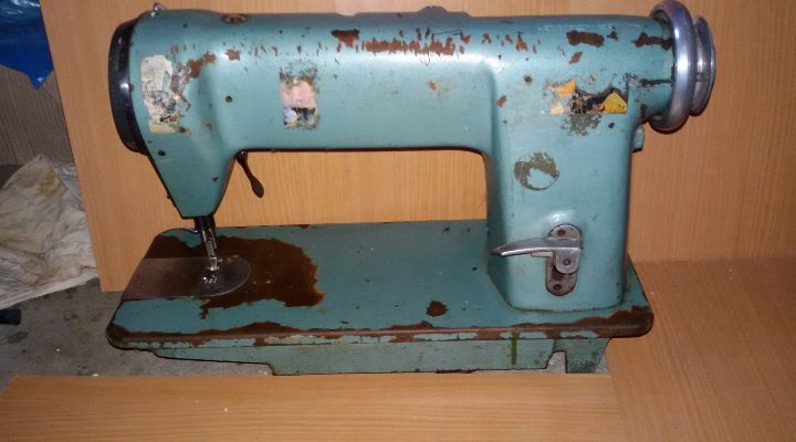 промышленную швейную машинку есть стол и двигатель