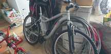 Duas bicicletas cinza