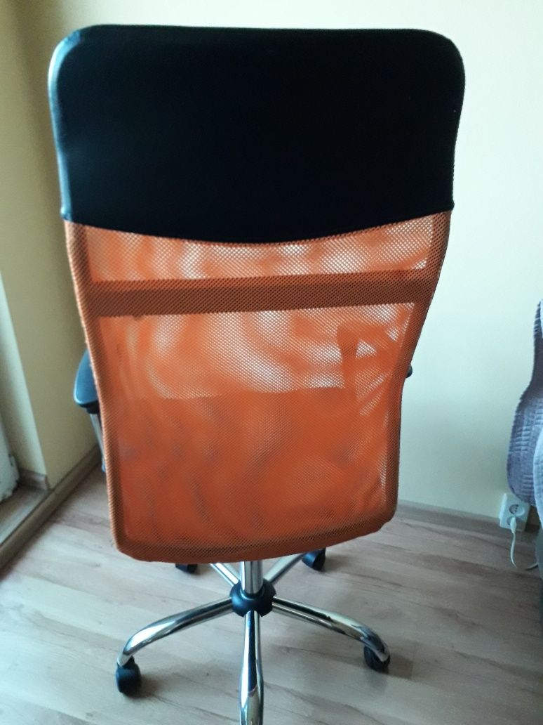 Krzesło obrotowe czarno-pomarańczowe
