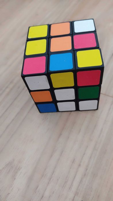 Cubo mágico. Medidas 6,5 cm x 6,5 cm