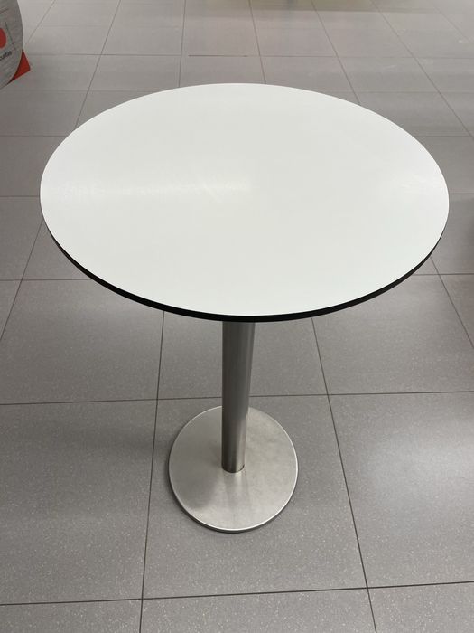 Mesa alta tampo branco.