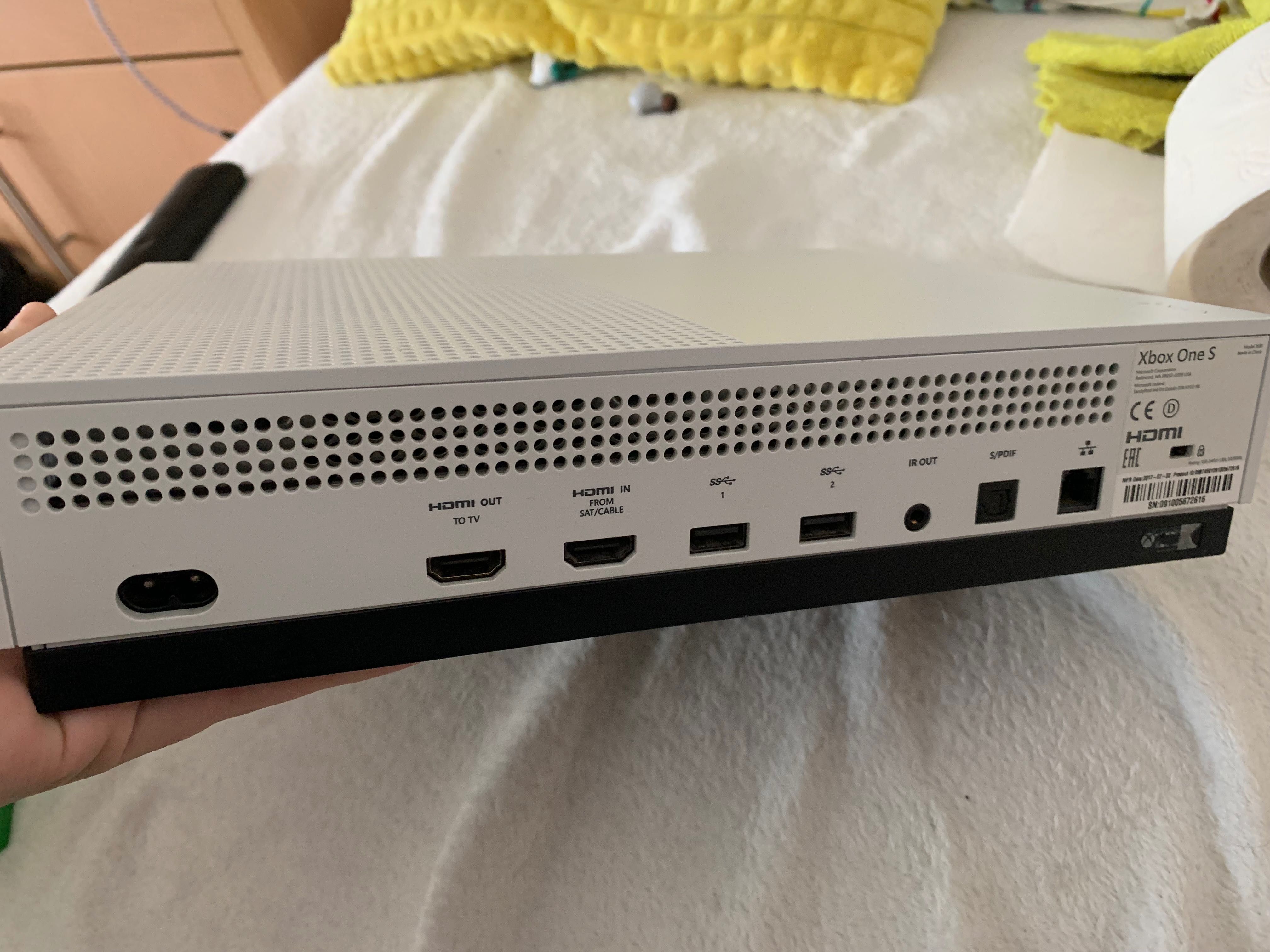 Xbox one s 4tb 2 джойстика 7 ігр