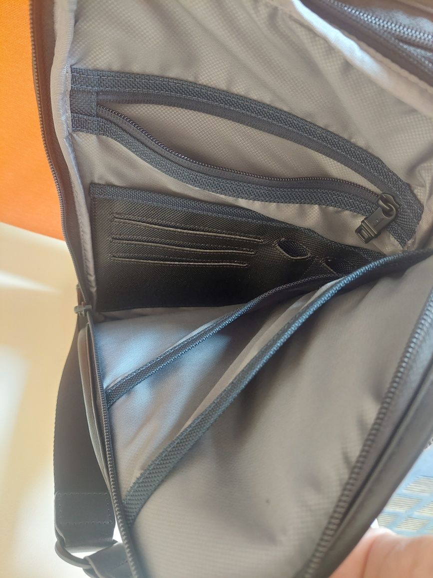 Tumi mala a tiracolo couro preta