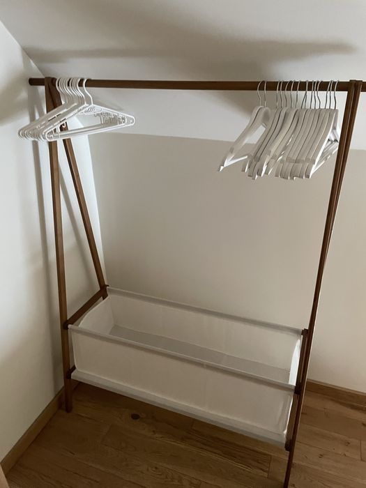 Wieszak na ubrania a pojemnikiem