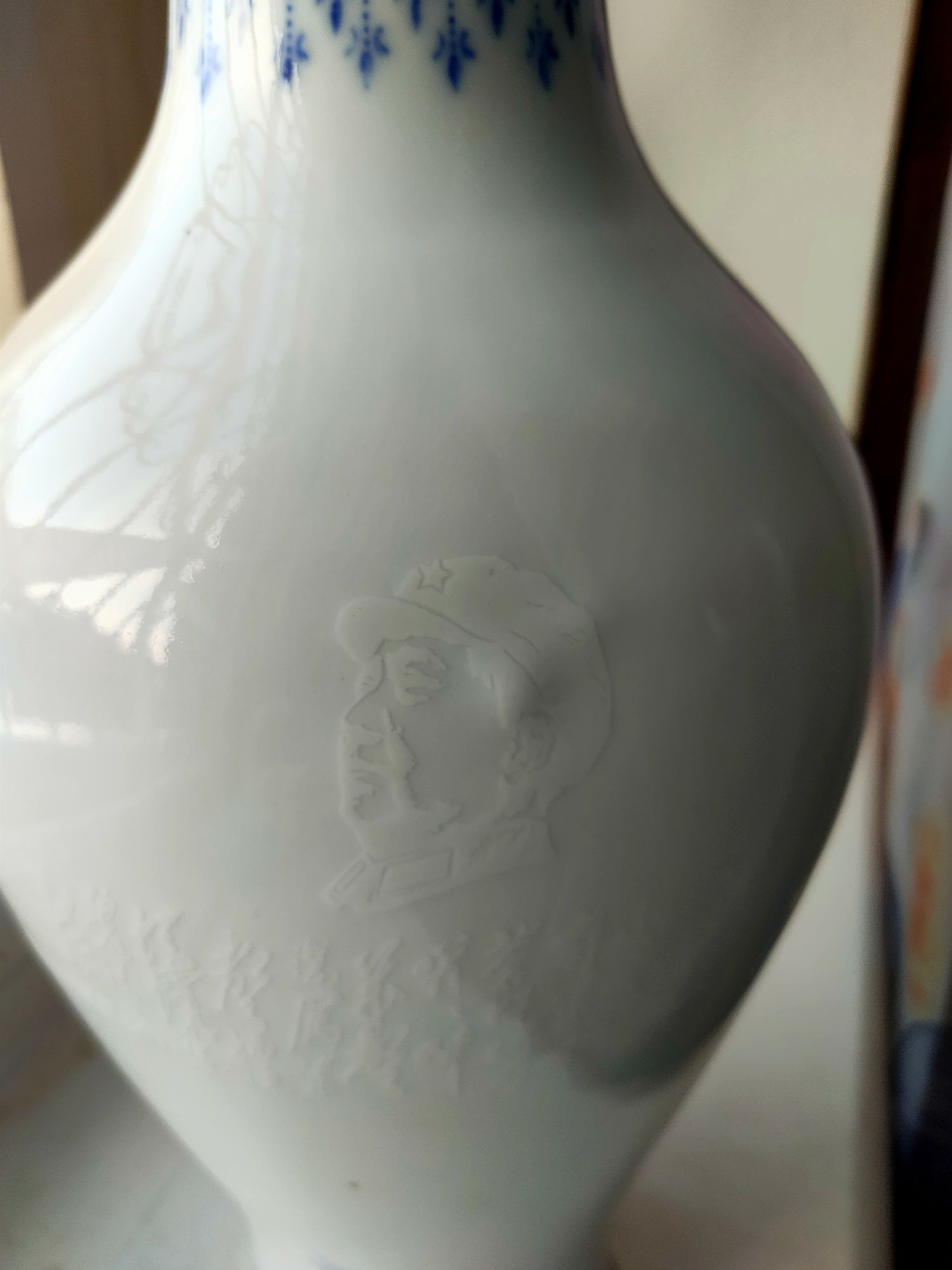 Порцелянова китайська ваза ручної роботи з зображенням Мао Цзедуна
