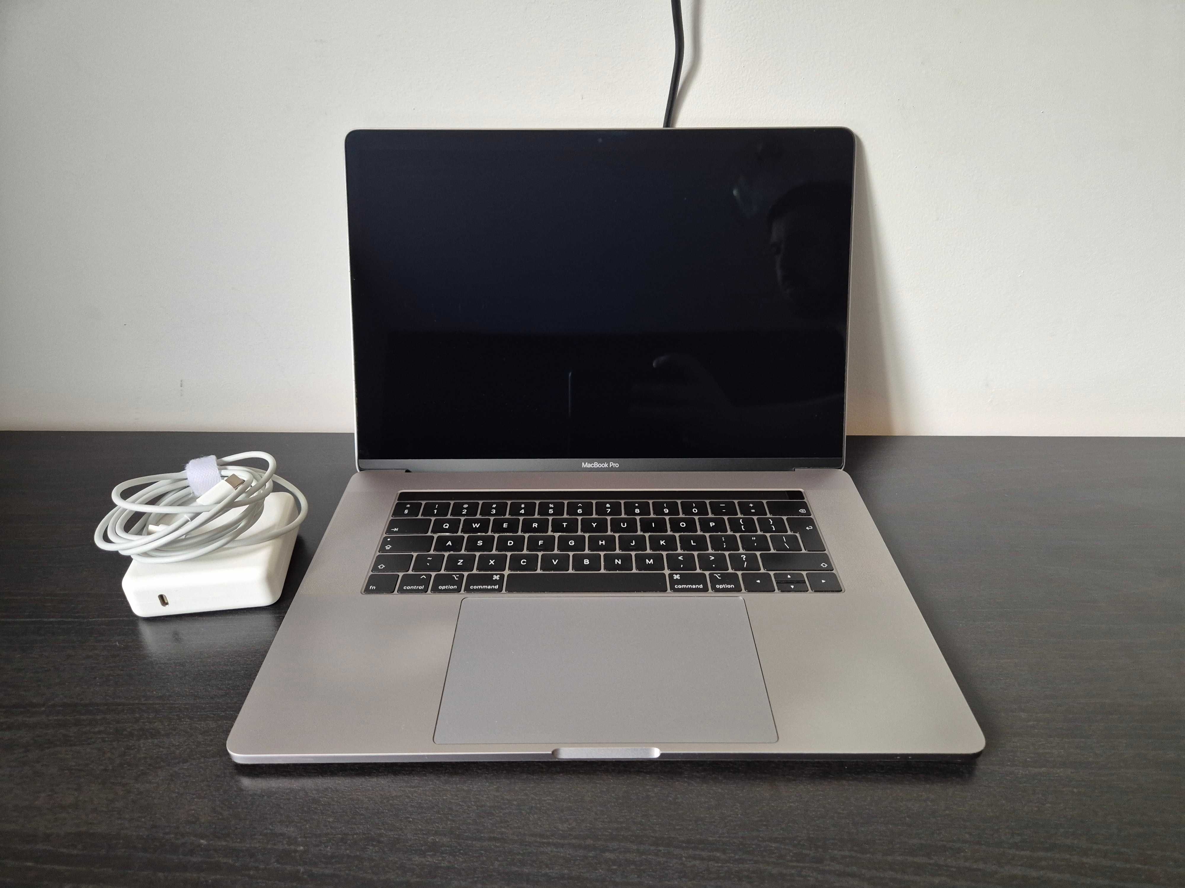 MacBook Pro A1990, Intel Core i7, 512SSD