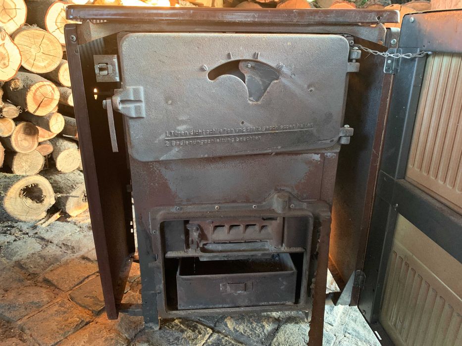 Продам буржуйку BUDERUS (Німеччина), чавун, емаль, компактний розмір.