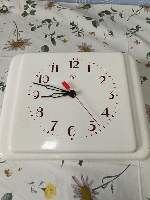 Stary zegar ceramiczny
