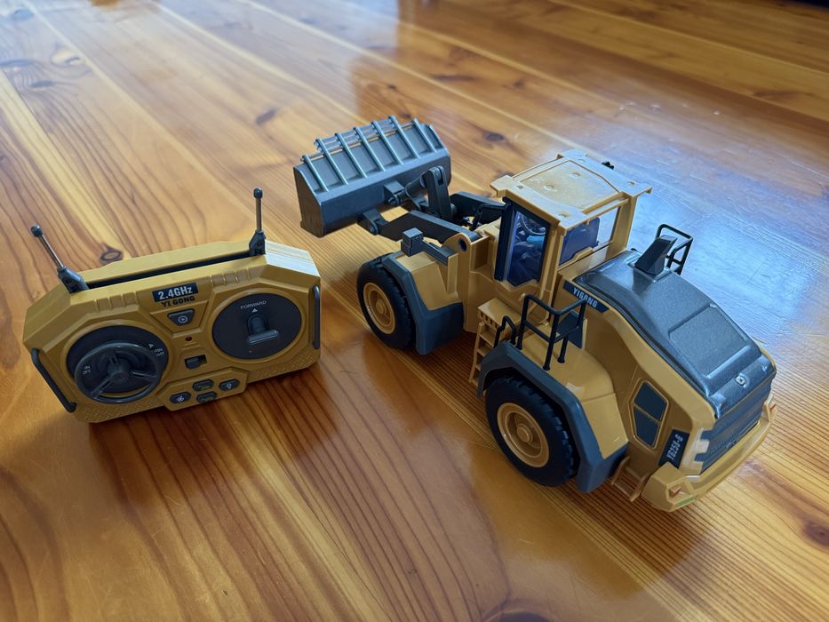 Zestaw 4 zdalnie sterowanych pojazdów budowlanych, nowe