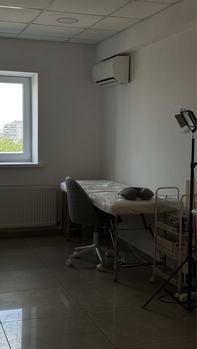 Оренда місця | візажного стола / дзеркала і кушетки у центрі