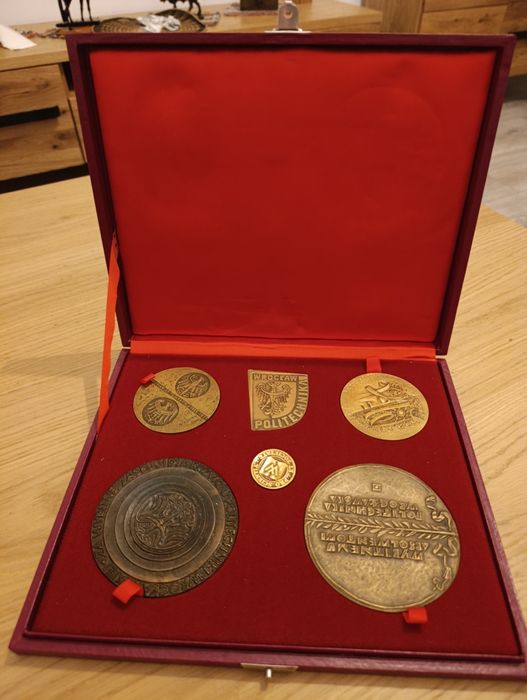 Zestaw medali i odznaczeń.