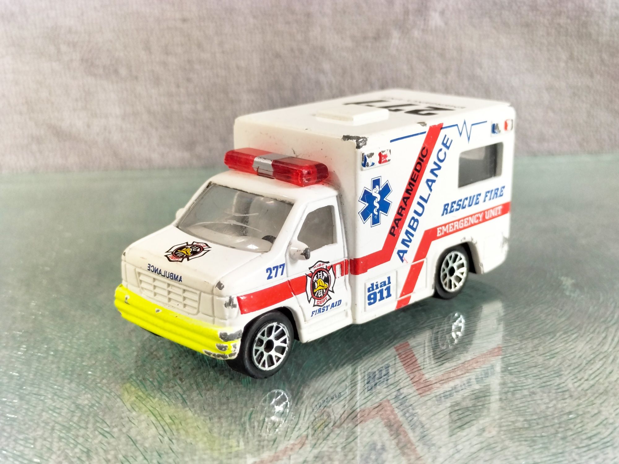 Model samochodu Ford F-Series Realtoy 1/67 Ambulans  227