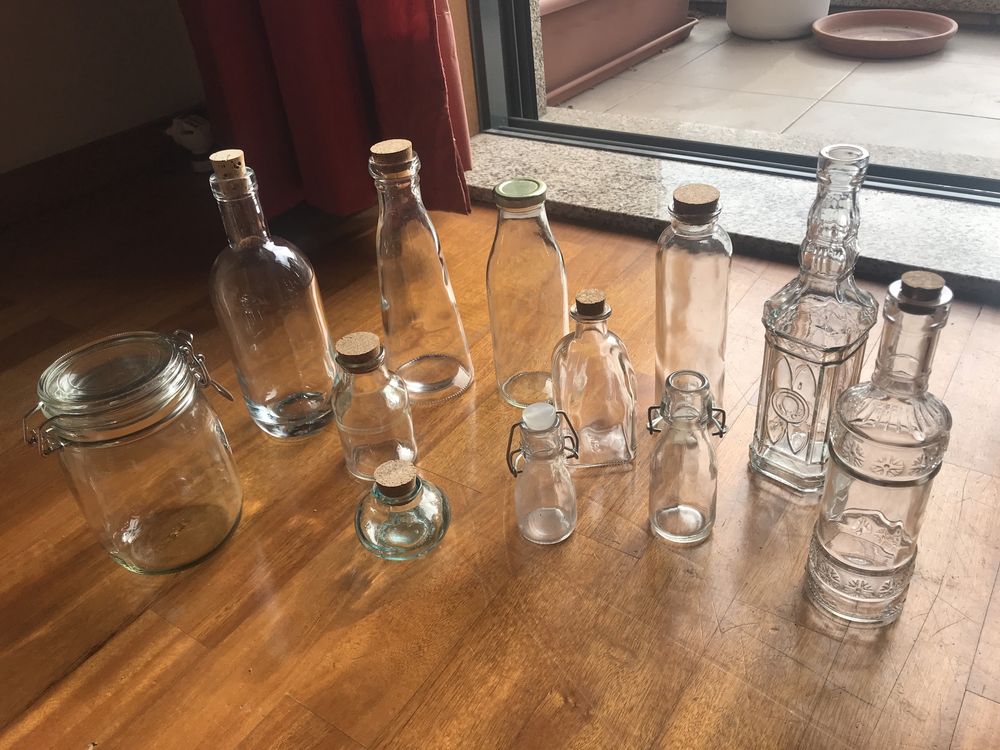 Coleccao de frascos e garrafas de vidro variados
