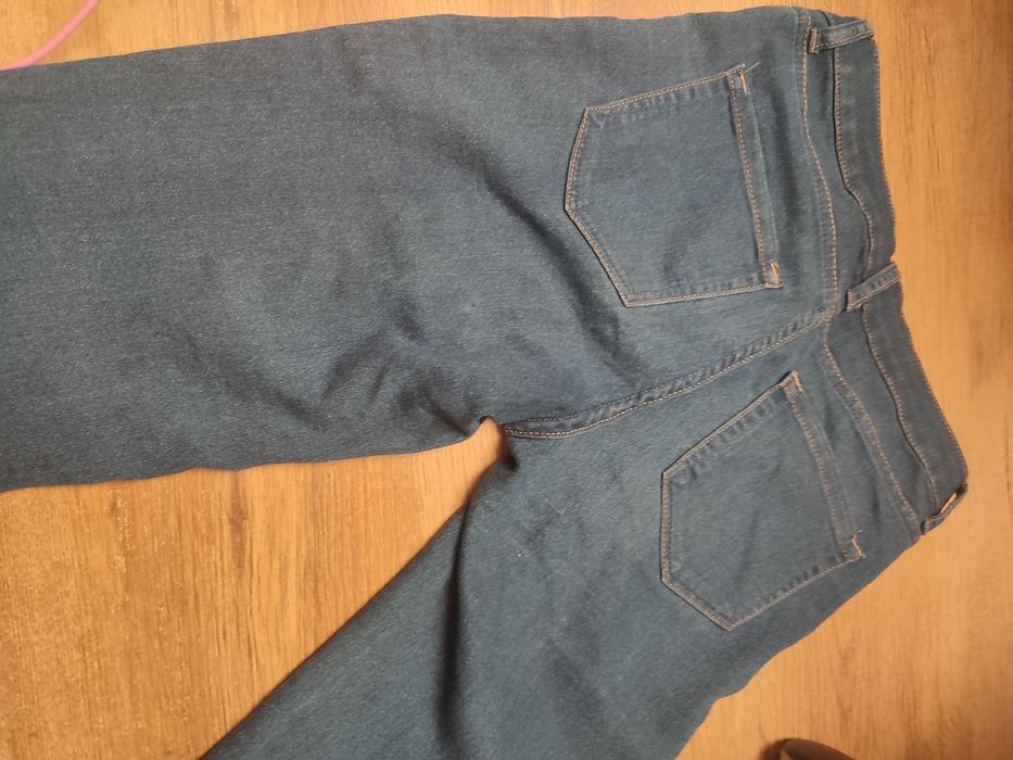 granatowe spodnie z sinsay