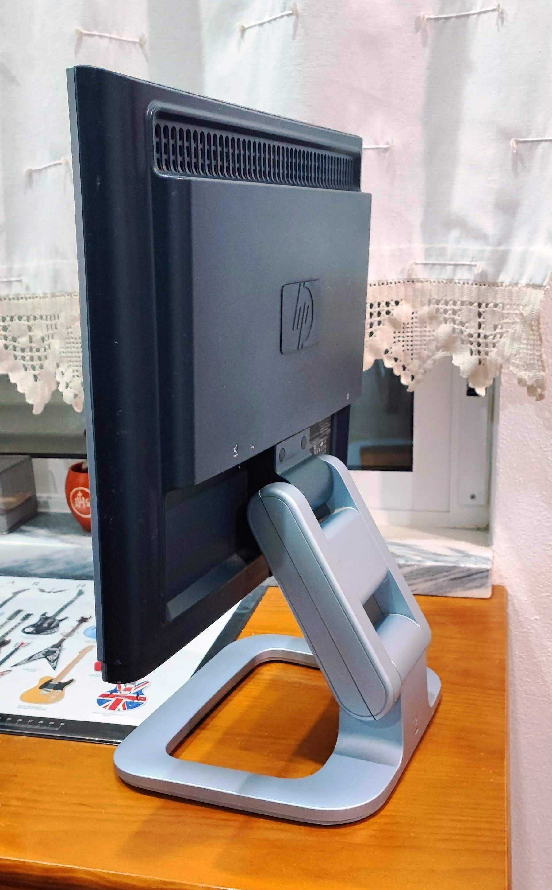 Monitores LCD Philips e HP Pavilion