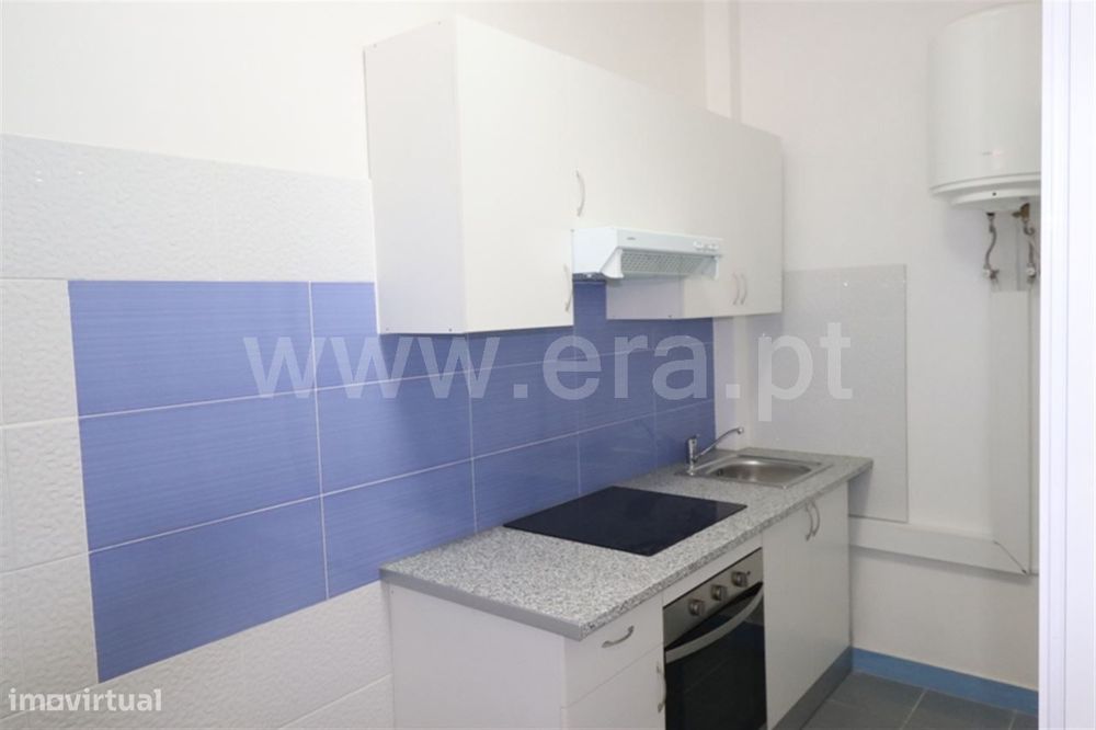 Duas Lojas com área total de 58m2; Quinta do Rouxinol