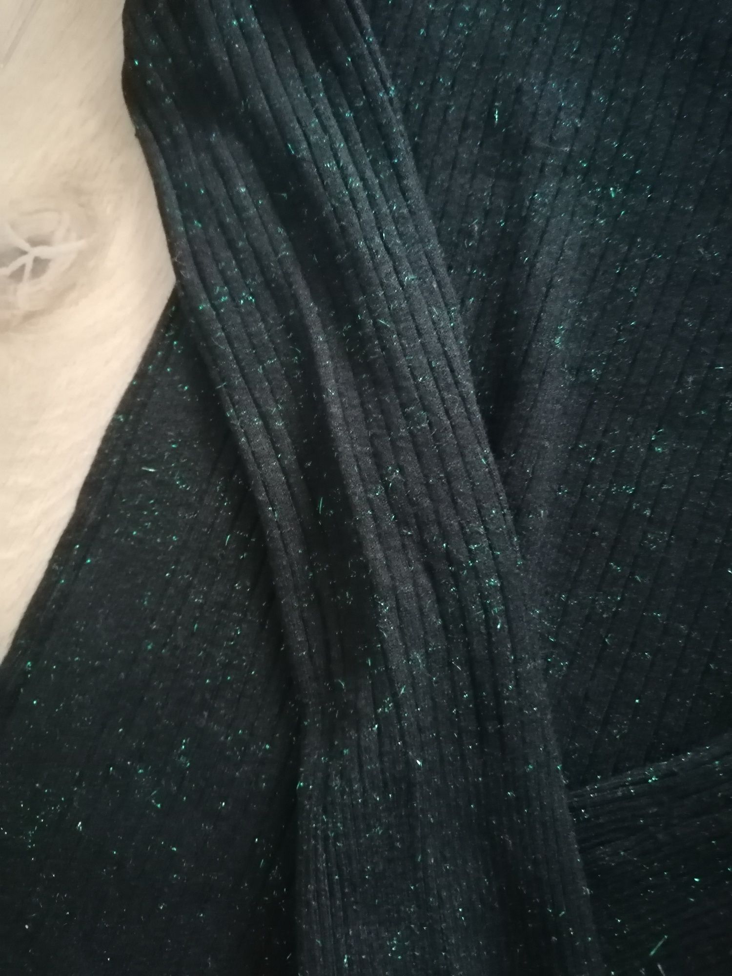 Czarny sweterek z zielona blyszczaca nitka S/M